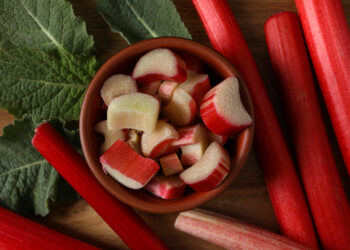 Kada skinti rabarbarus: tikslus laikas pagal augalo amžių ir orus