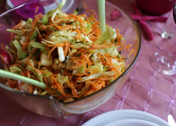 Greitos kopūstų ir morkų salotos – kai pietums norisi ko nors gaivaus