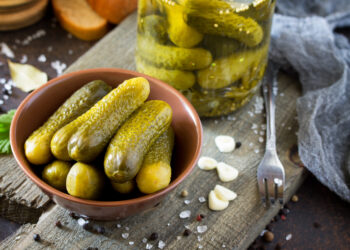 Traškūs marinuoti agurkai: mano vasaros klasika