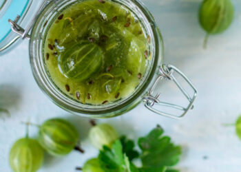 Smaragdinė agrastų uogienė su mėtų nata