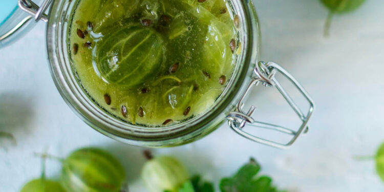 Smaragdinė agrastų uogienė su mėtų nata