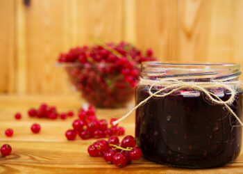 Kai sode užderi serbentai: kaip kaime verdama tikra raudonųjų serbentų uogienė