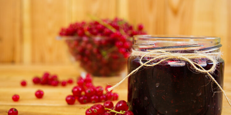 Kai sode užderi serbentai: kaip kaime verdama tikra raudonųjų serbentų uogienė