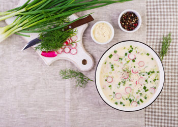 Svogūnų laiškų salotos