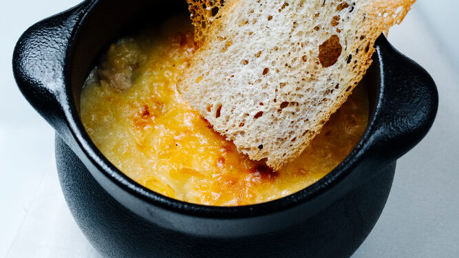 Prancūziška svogūnų sriuba