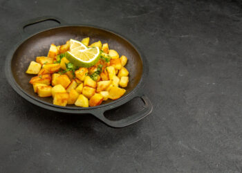 Keptos saldžios bulvės keptuvėje