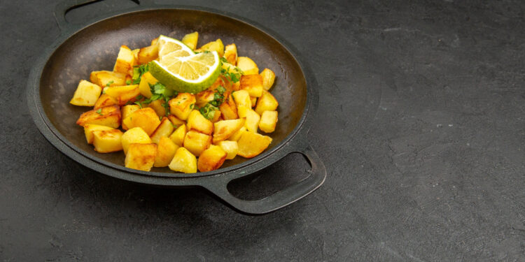 Keptos saldžios bulvės keptuvėje