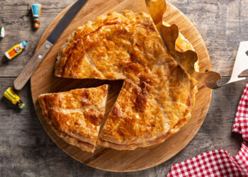 Svogūnų pyragas su sluoksniuota tešla