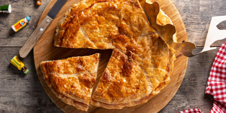 Svogūnų pyragas su sluoksniuota tešla