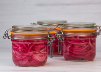 Marinuoti raudonieji svogūnai