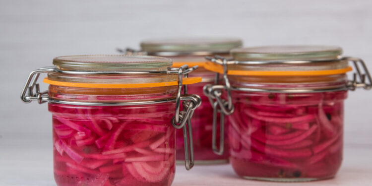 Marinuoti raudonieji svogūnai