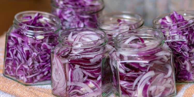 Traškūs marinuoti svogūnai