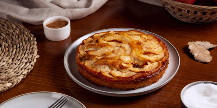 Apverstas kriaušių pyragas – desertas, kuris nustebins