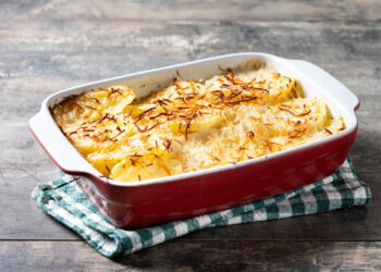 Bulvių apkepas su faršu – klasikinis sotus patiekalas šeimai