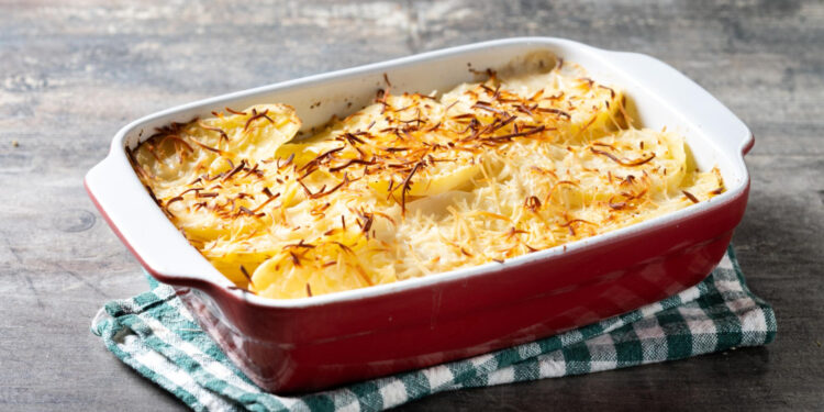 Bulvių apkepas su faršu – klasikinis sotus patiekalas šeimai