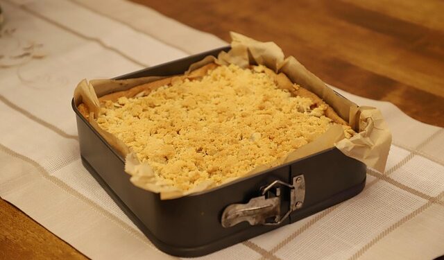 Obuolių pyragas su varške: purus ir ypatingai skanus