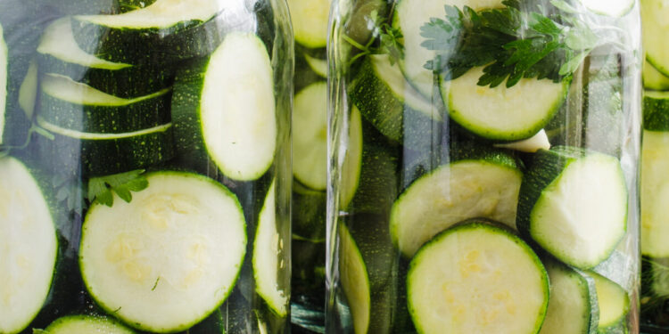 Cukinijų mišrainė žiemai – paprastas paruošimo būdas šeimininkėms