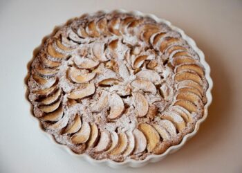 Konservuotų persikų pyragas – greitas receptas