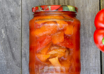 Pomidorų mišrainė žiemai: tradicinis receptas iš močiutės užrašų