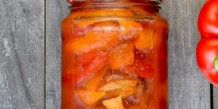 Pomidorų mišrainė žiemai: tradicinis receptas iš močiutės užrašų
