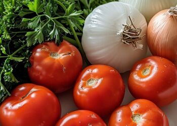 Pjaustyti pomidorai su svogūnais žiemai: paprastas ir gardus receptas