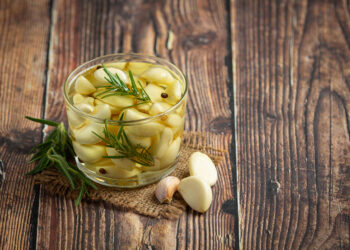 Rauginti česnakai žiemai – paprasta, bet gardu