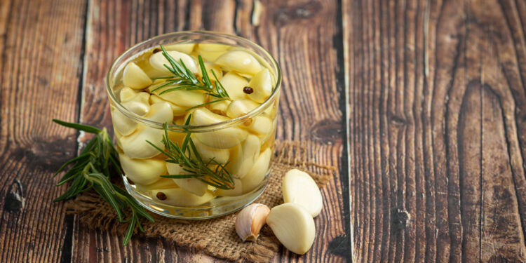 Rauginti česnakai žiemai – paprasta, bet gardu