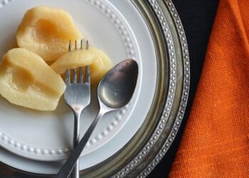 Keptos kriaušės orkaitėje – saldus rudens desertas