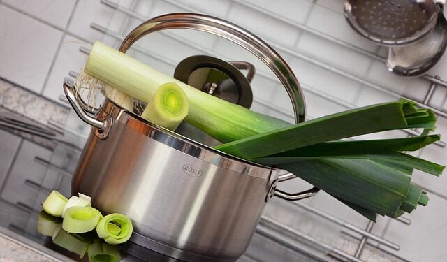 Marinuoti porai žiemai – paprasta atsarga iš daržo