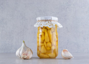 Marinuoti česnakai – skonis, kuris niekada nepabosta
