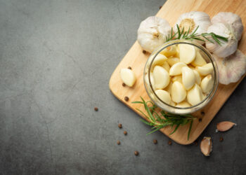 Marinuoti česnakai aliejuje – greitas ir patikimas receptas