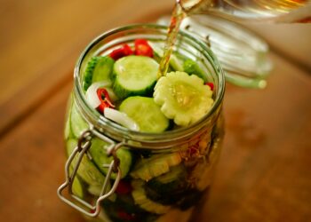 Agurkų mišrainė žiemai: tradicinis receptas iš močiutės užrašų