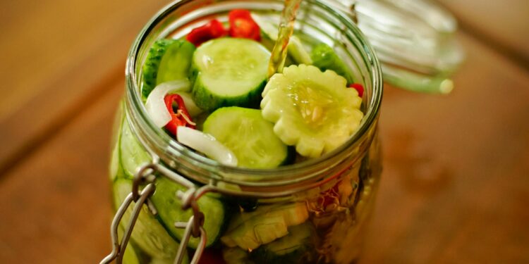 Agurkų mišrainė žiemai: tradicinis receptas iš močiutės užrašų