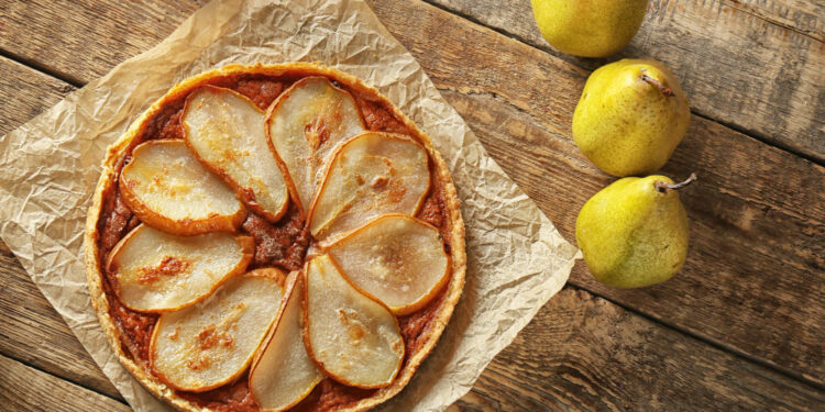 Prancūziškas kriaušių pyragas – elegancija lėkštėje