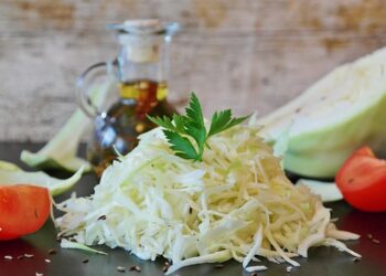 Saldžiarūgštės šviežių kopūstų salotos – klasikinis receptas