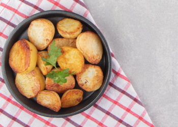 Keptos bulvės orkaitėje – klasikinis garnyras visai šeimai