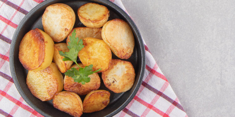 Keptos bulvės orkaitėje – klasikinis garnyras visai šeimai