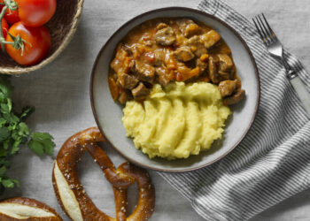 Guliašas su bulvių koše – sotus pasirinkimas rudens vakarui