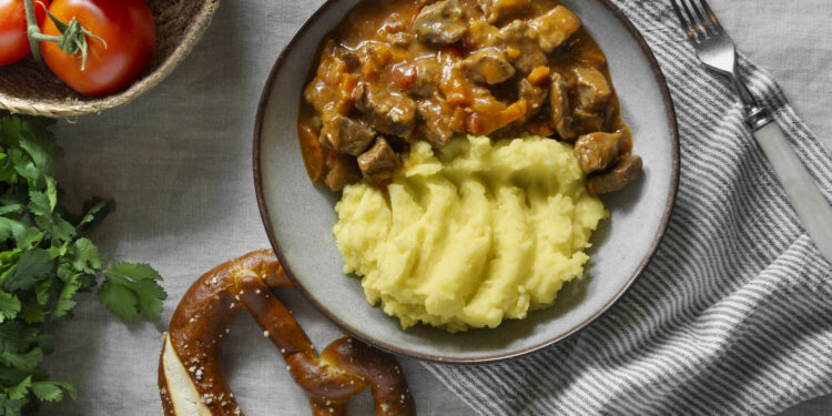 Guliašas su bulvių koše – sotus pasirinkimas rudens vakarui