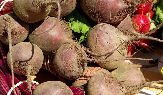 Močiutės burokėlių mišrainė žiemai – spalvinga daržovių puokštė stiklainyje