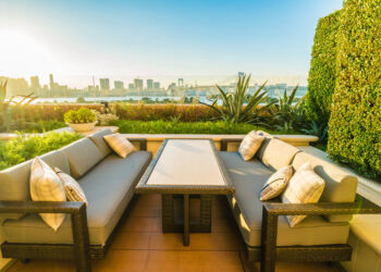 Moderni terasa prie namų