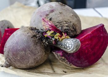 Burokėlių mišrainė su obuoliais žiemai – paprasta ir skani daržovių ir vaisių puokštė