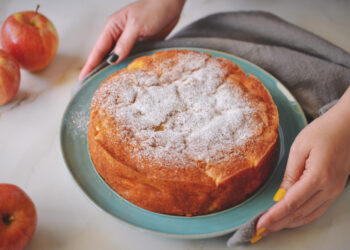 Biskvitinis obuolių pyragas: klasika ant jūsų stalo