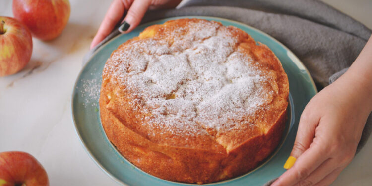 Biskvitinis obuolių pyragas: klasika ant jūsų stalo