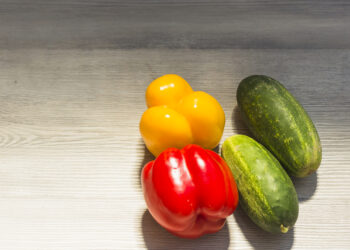 Agurkų ir paprikų mišrainė žiemai – vasaros gaiva žiemos sezonui