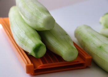 Didelių agurkų mišrainė žiemai – gardus būdas sunaudoti derlių