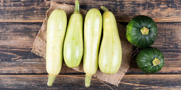 Cukinijų, pomidorų ir paprikų mišrainė žiemai – vasaros derlius šaltajam sezonui