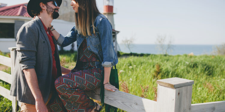 Kaimiška romantika prieš miesto aistras: kuo skiriasi meilės paieškos mieste ir provincijoje?