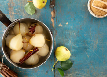 Kriaušės virtos sirupe – gardus desertas stiklainiuose