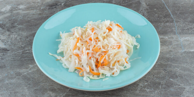 Labai skanios šviežių kopūstų salotos – daržo kvapas lėkštėje